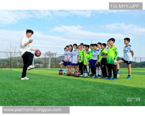 足球表弟的梦想与成长之路在绿茵场上的拼搏与坚持